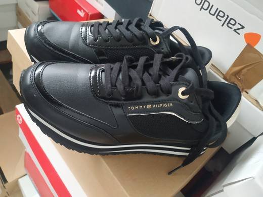 TFN Ventures Grade A used shoes and handbags warehouse photo 26